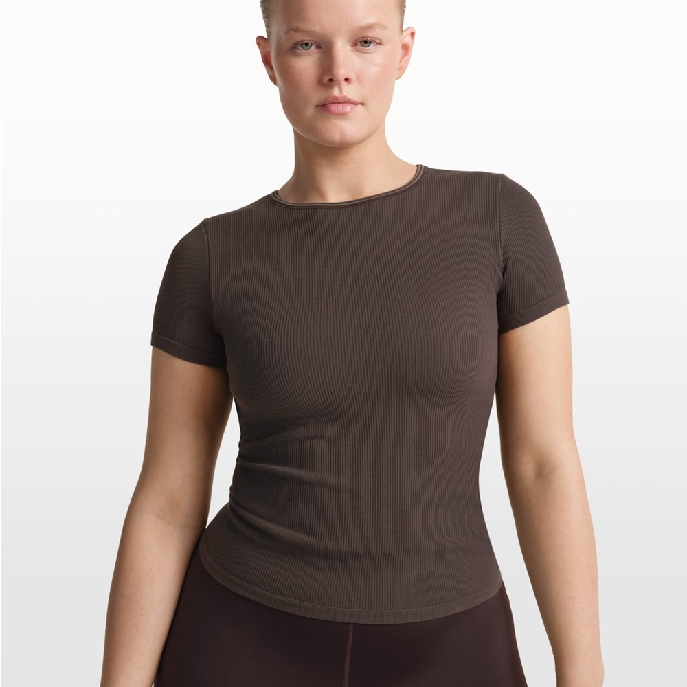 SKIMS Ribbed Seamless Short Sleeve Baby Tee - Phoenix Truffle